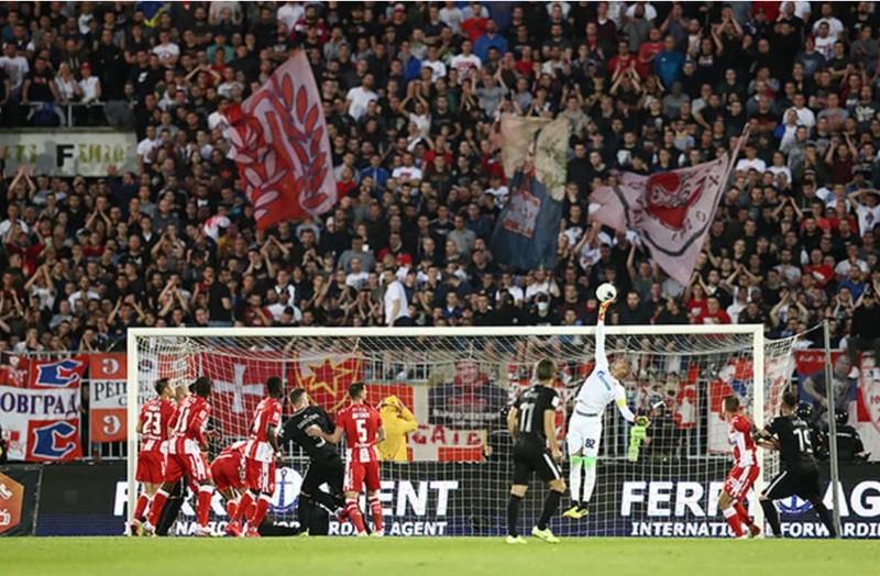 Không khí trận Eternal Derby trên khán đài cổ động viên