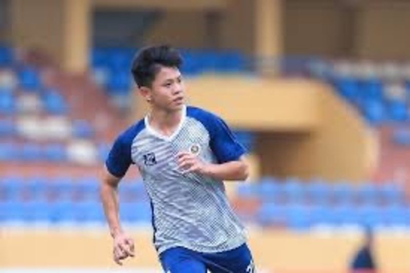 Vũ Tiến Long còn sở hữu khả năng tổ chức phòng ngự và tinh thần chuyên nghiệp 
