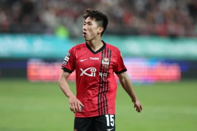 Anh đang khoác áo Pohang Steelers và là gương mặt quen thuộc của đội tuyển quốc gia Hàn Quốc
